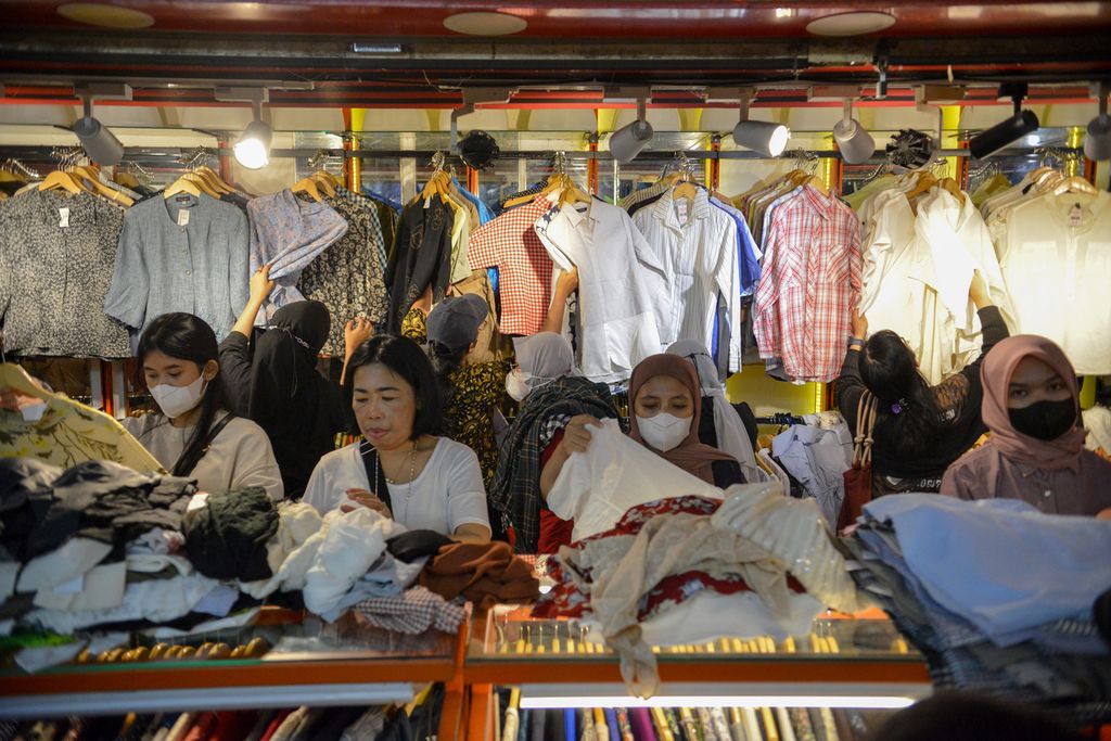 Sejumlah warga memilih pakaian bekas yang diobral di Pasar Senen, Jakarta Pusat, Kamis (2/3/2023). Masyarakat Indonesia masih menggemari berbelanja pakaian bekas atau <i>thrifting</i>. 