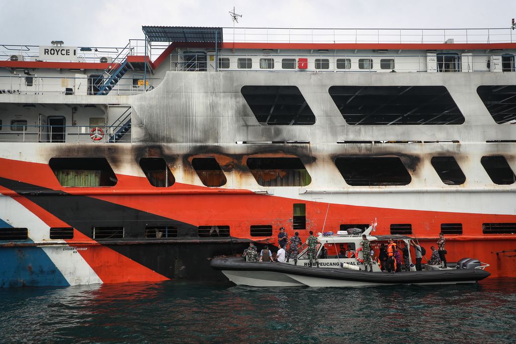 Kondisi Kapal Motor Penyeberangan (KMP) Royce 1 setelah terbakar di Selat Sunda, Minggu (7/5/2023).  Seluruh penumpang dilaporkan selamat. Sumber api diduga berasal dari sebuah bus yang kemudian membakar sekitar 13 unit kendaraan di dalam kapal. 