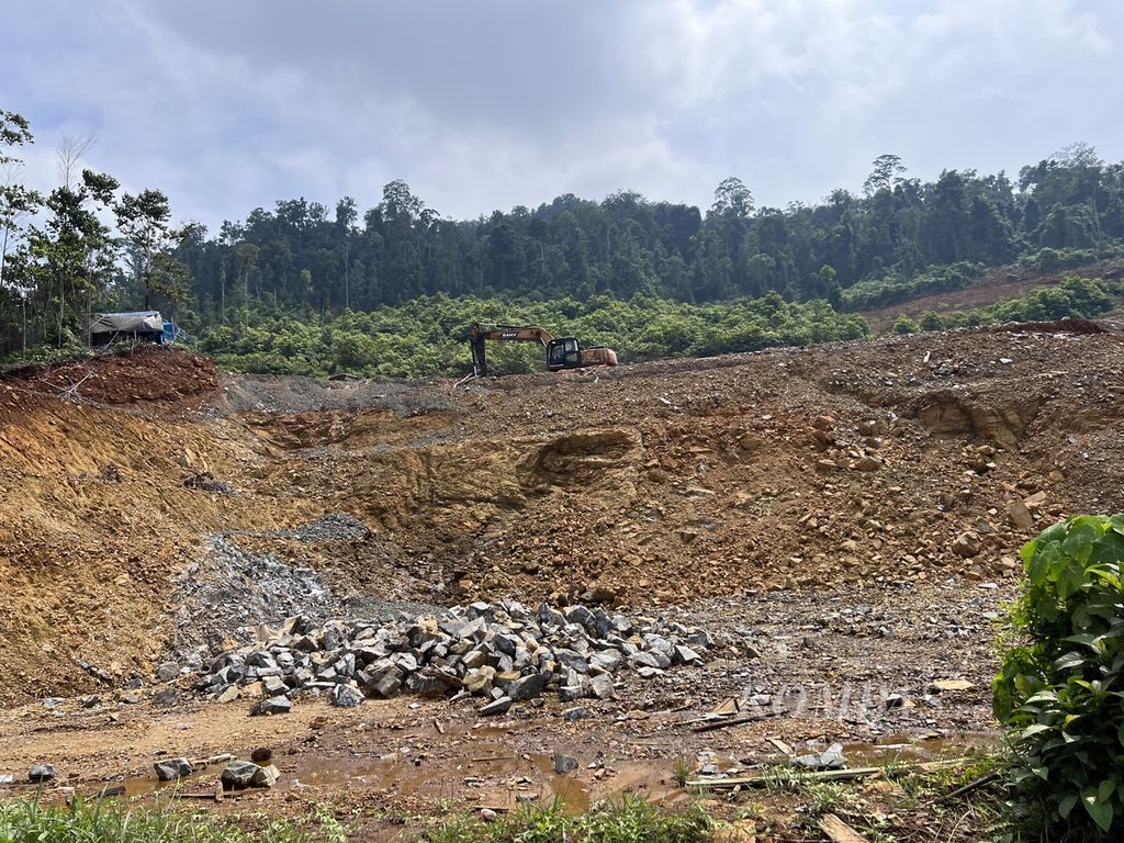 Salah satu kawasan hutan yang dibuka untuk pertambangan di Morowali Utara, Sulteng, Sabtu (30/12/2023. 