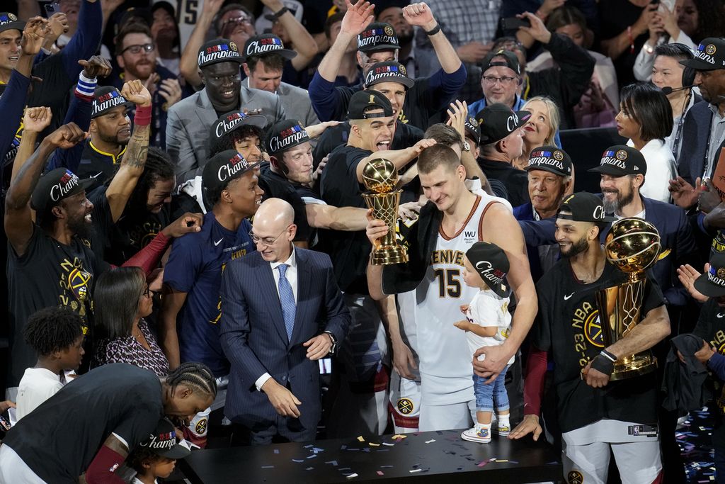 Pemain Denver Nuggets,  Nikola Jokic, memegang trofi  MVP setelah timnya  juara Final NBA, di Ball Arena, Denver, Selasa (13/6/2023) WIB. Denver Nuggets mengalahkan Miami Heat pada Senin, 12 Juni 2023 di  Denver. (AP Photo/David Zalubowski)