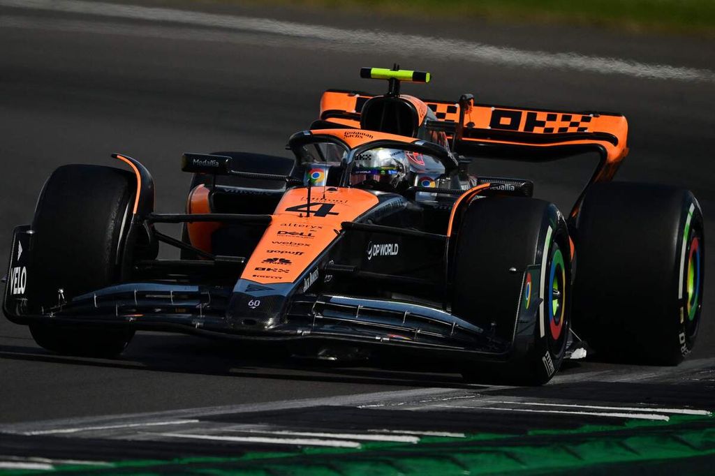 Pebalap tim McLaren Lando Norris memacu mobilnya dalam balapan F1 Seri Inggris di Sirkuit Silverstone, Inggris, Minggu (9/7/2023). Norris menjadi pemenang kedua pada lomba itu. 
