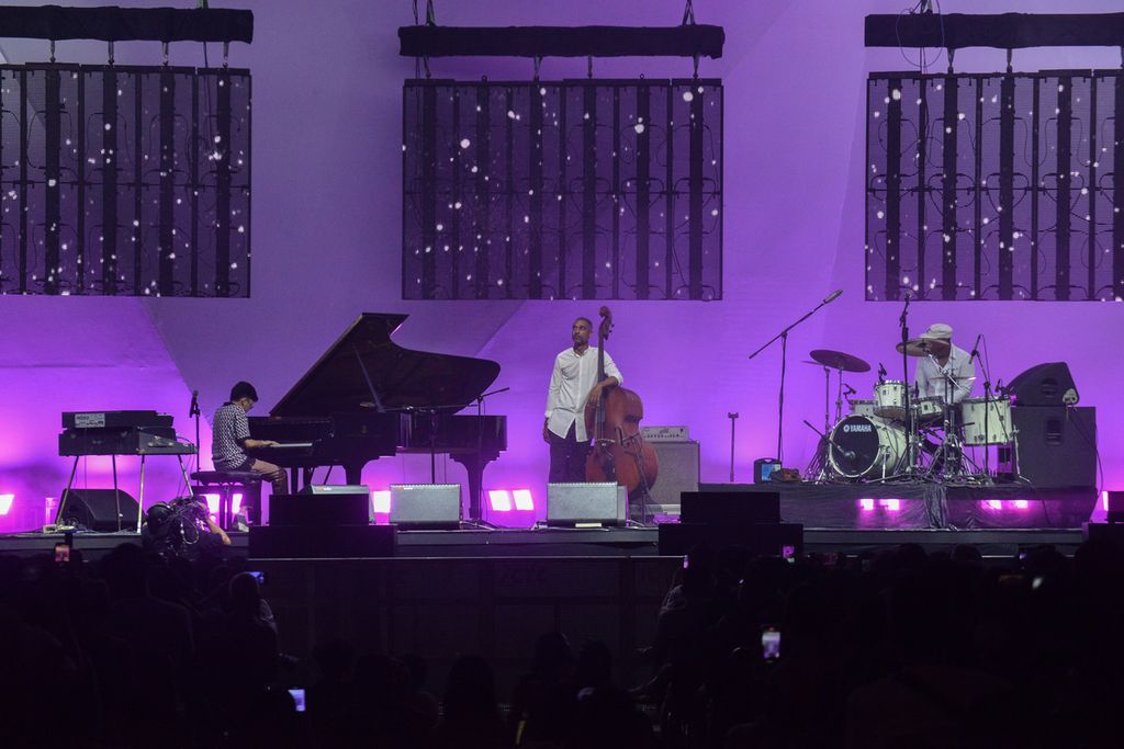 Musisi Joey Alexander tampil di panggung Teh Botol Sosro Hall saat hari kedua Jakarta International BNI Java Jazz Festival 2023 di JIExpo, Kemayoran, Jakarta, Sabtu (2/6/2023). Festival musik tahunan Java Jazz Festival kembali digelar pada 2-4 Juni 2023. Tahun ini merupakan penyelenggaraan yang ke-18 kali. 