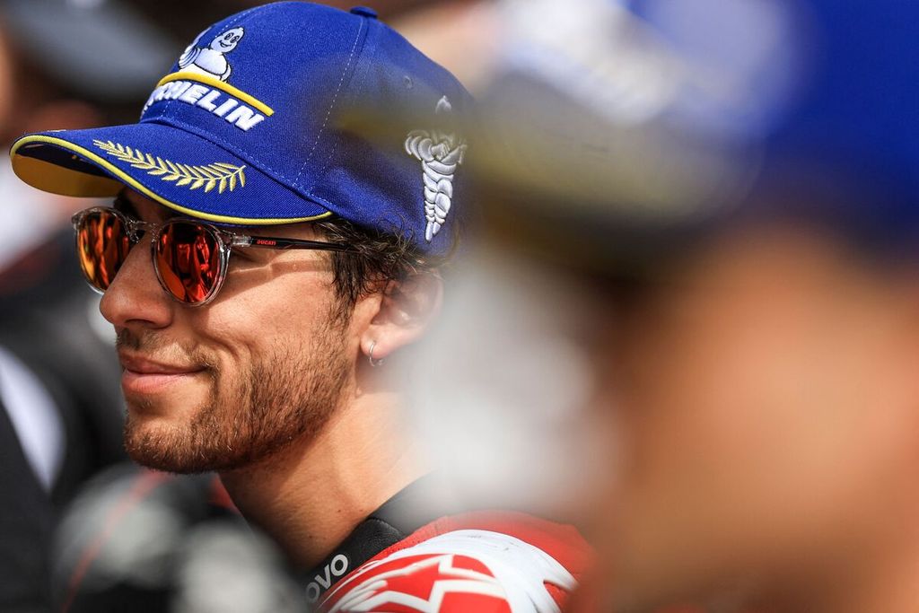 Pebalap Ducati Lenovo, Enea Bastianini, tersenyum setelah sesi kualifikasi MotoGP seri Portugal di Sirkuit Internasional Algarve, Portimao, Sabtu (23/3/2024).