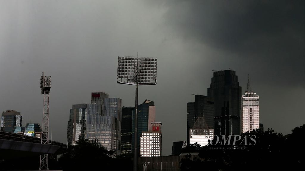 Mendung tebal menggelayut di atas langit Ibu Kota sebelum hujan deras mengguyur kawasan Senayan, Jakarta, Jumat (23/11/2018). 