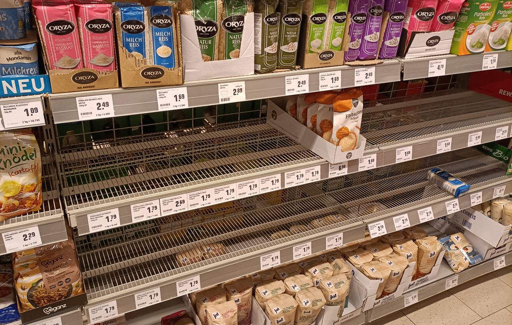 Rak kosong di sebuah supermarket di Berlin, Jerman, 18 Oktober 2022. Hal ini ditemui di tengah kenaikan harga makanan yang membuat sejumah distributor memilih untuk membiarkan rak mereka di supermarket tak terisi. 