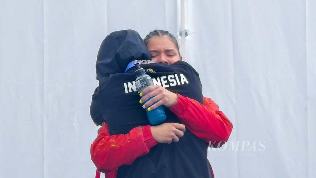 Pemanjat tebing Indonesia, Desak Made Rita Kusuma Dewi (jaket hitam), memeluk wakil Spanyol di Le Bourget seusai kalah dalam perempat final Olimpiade Paris 2024, Rabu (7/8/2024).