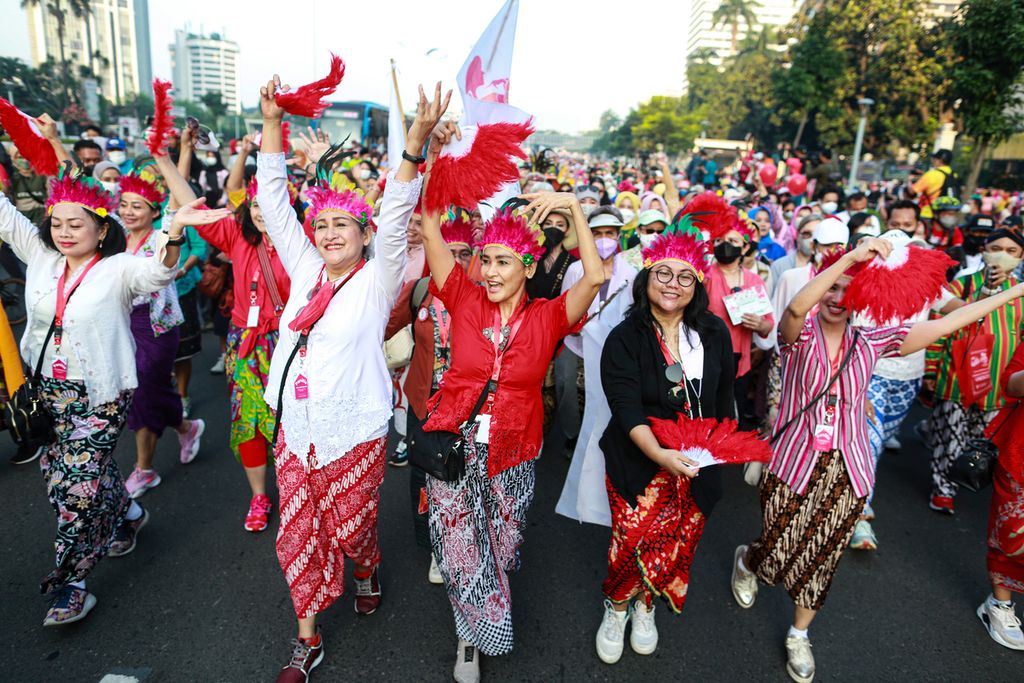 Dengan mengenakan kebaya dan kain, para peserta mengikuti jalan santai sambil menari di Jalan Jenderal Sudirman, Jakarta, saat pelaksanaan hari bebas kendaraan, Minggu (19/6/2022).