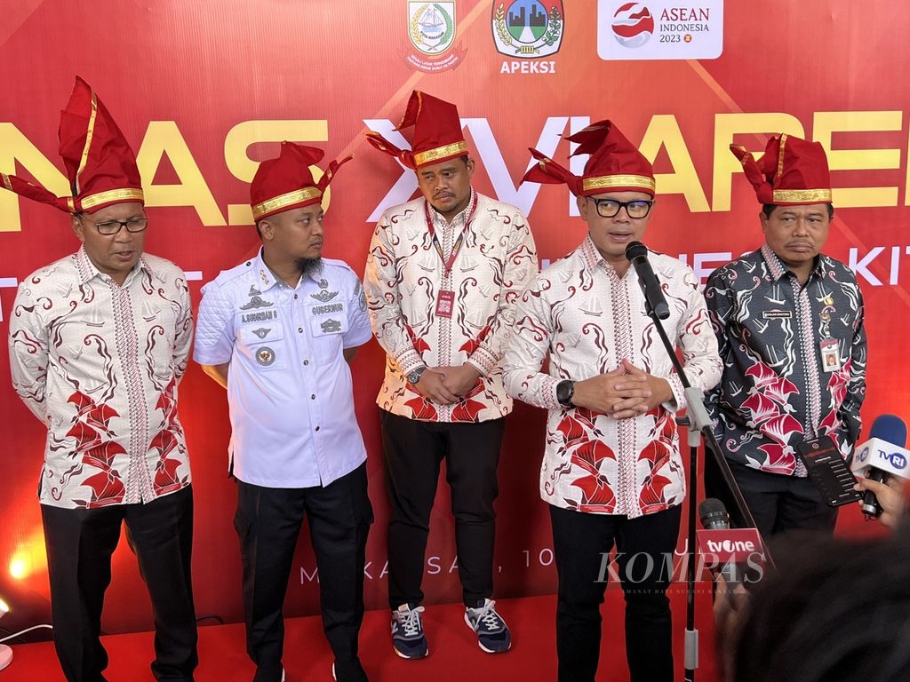 Ketua Apeksi Bima Arya Sugiarto memberikan keterangan pers seusai pembukaan Rakernas XVI Apeksi di Makassar, Rabu (12/7/2023).