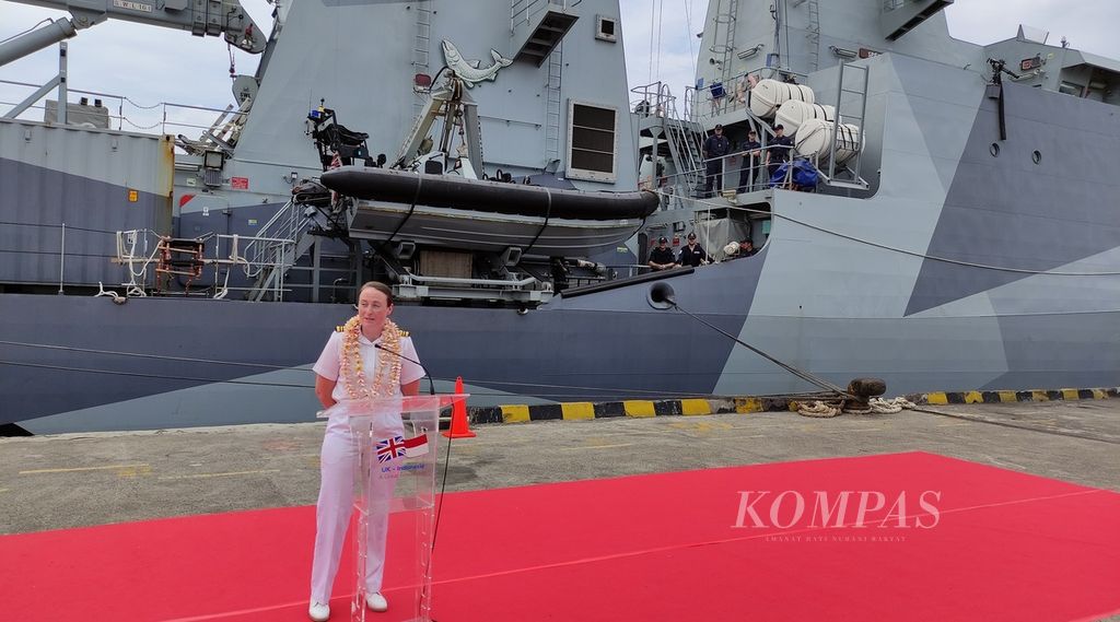 Kapal patroli lepas pantai Inggris, HMS Spey (P234), Jumat (30/9/2022), bersandar di dermaga Pelabuhan Benoa, Kota Denpasar, Bali. Executive Officer (XO) HMS Spey (P234) Letnan Komandan Bridget Macnae memberikan sambutan.