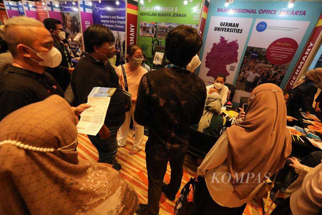 Pengunjung mencari informasi seputar studi di perguruan tinggi Eropa dalam pameran European Higher Education Fair (EHEF) ke-14 di Menara Astra, Jakarta, Sabtu (5/11/2022). 