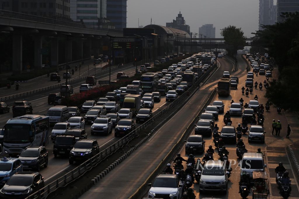 Kendaraan terjebak dalam kemacetan di jalan tol dalam kota Jakarta saat jam pulang kerja, Jumat (6/10/2023). 