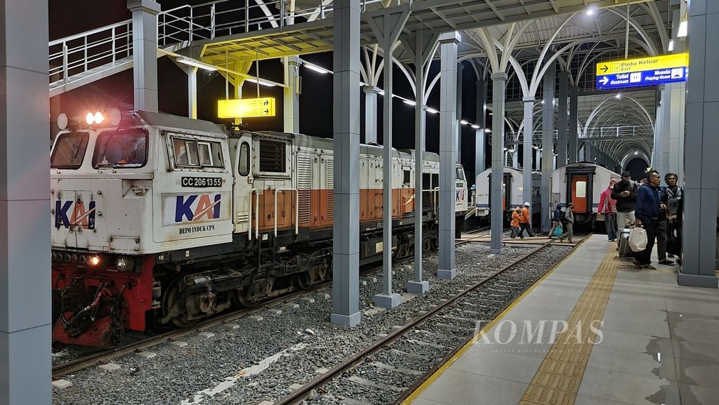 Lokomotif rangkaian kereta api KA Cikuray berada di Stasiun Garut, Kabupaten Garut, Jawa Barat, Senin (28/3/2022) dini hari. Kereta ini datang dari Stasiun Pasar Senen.