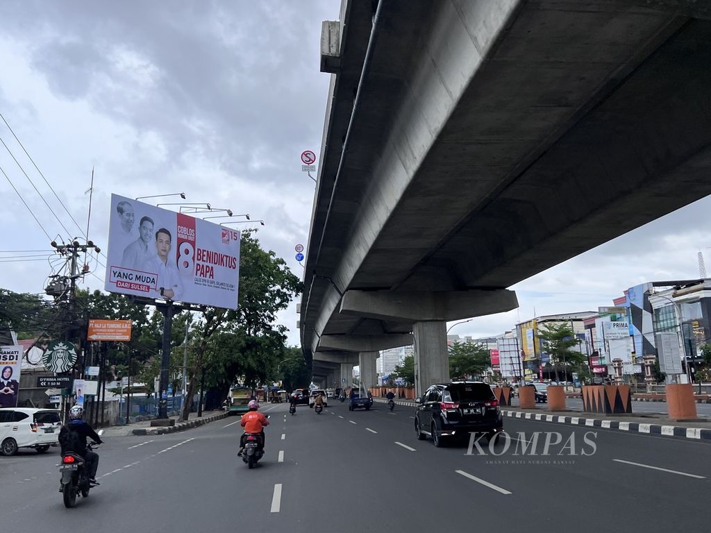Salah satu baliho masih terpasang di sisi jalan AP Pettarani, Makassar, Kamis (8/12/2023). Oleh KPU Makassar, AP Pettarani dinyatakan sebagai lokasi yang harus bersih dari alat peraga kampanye.