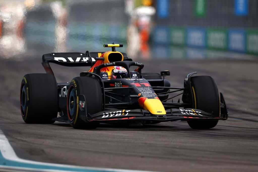 Pebalap tim Red Bull Sergio Perez memacu mobilnya pada ajang F1 seri Miami di Sirkuit Internasional Miami, Florida, AS, Minggu (8/5/2022). Perez menempati posisi keempat pada ajang itu. 