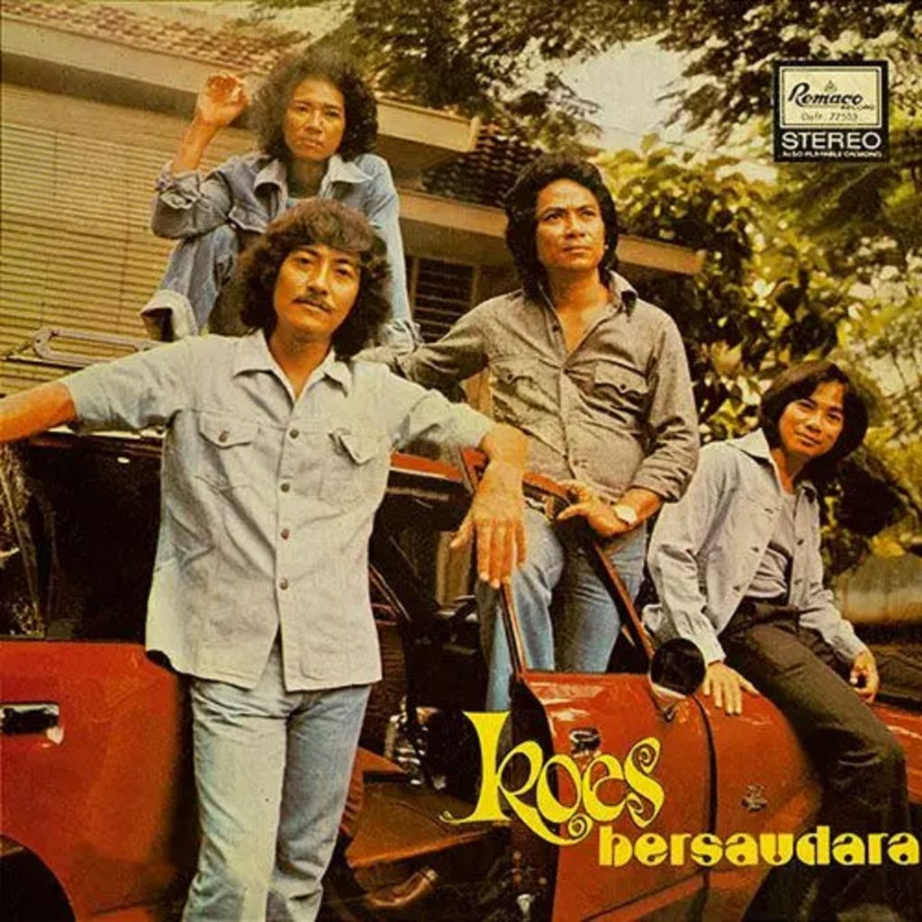 Album <i>Pop Jawa</i> Koes Bersaudara (1978). Dari kiri, Tony Koeswoyo (berdiri), Nomo Koeswoyo, Yok Koeswoyo duduk di atas mobil, dan Yon Koeswoyo (ujung kanan).