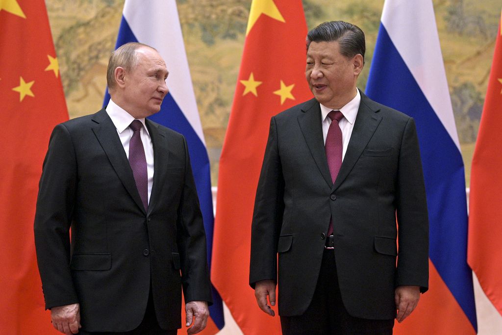 Presiden China Xi Jinping (kanan) dan Presiden Rusia Vladimir Putin berbincang-bincang dalam pertemuan di Beijing, China, Jumat (4/2/2022).