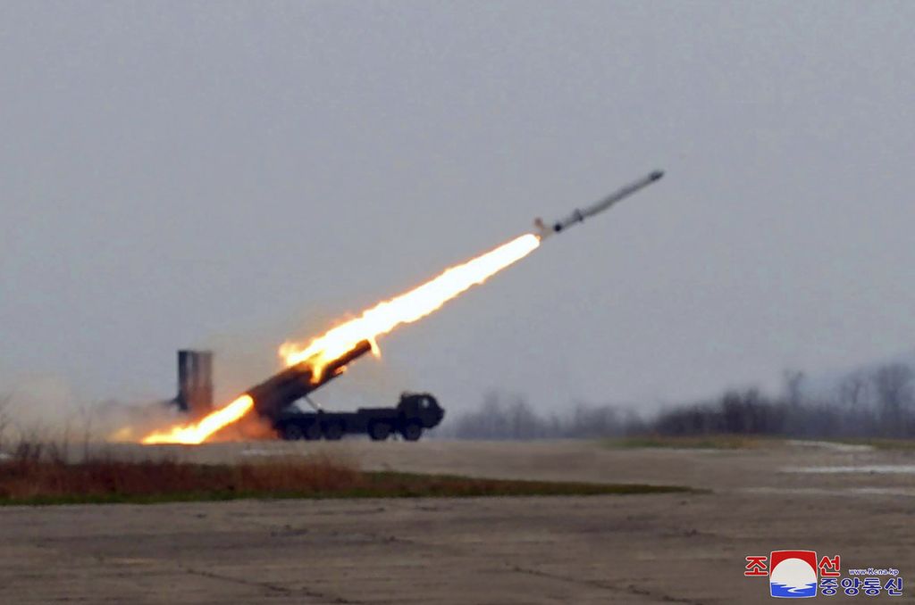 Dalam foto yang dirilis oleh kantor berita Korea Utara, KCNA, Sabtu (20/4/2024), rudal jelajah strategis Hwasal-1 Ra-3 ditembakkan dari kendaraan peluncur di suatu tempat di Korut, Jumat (19/4/2024). 