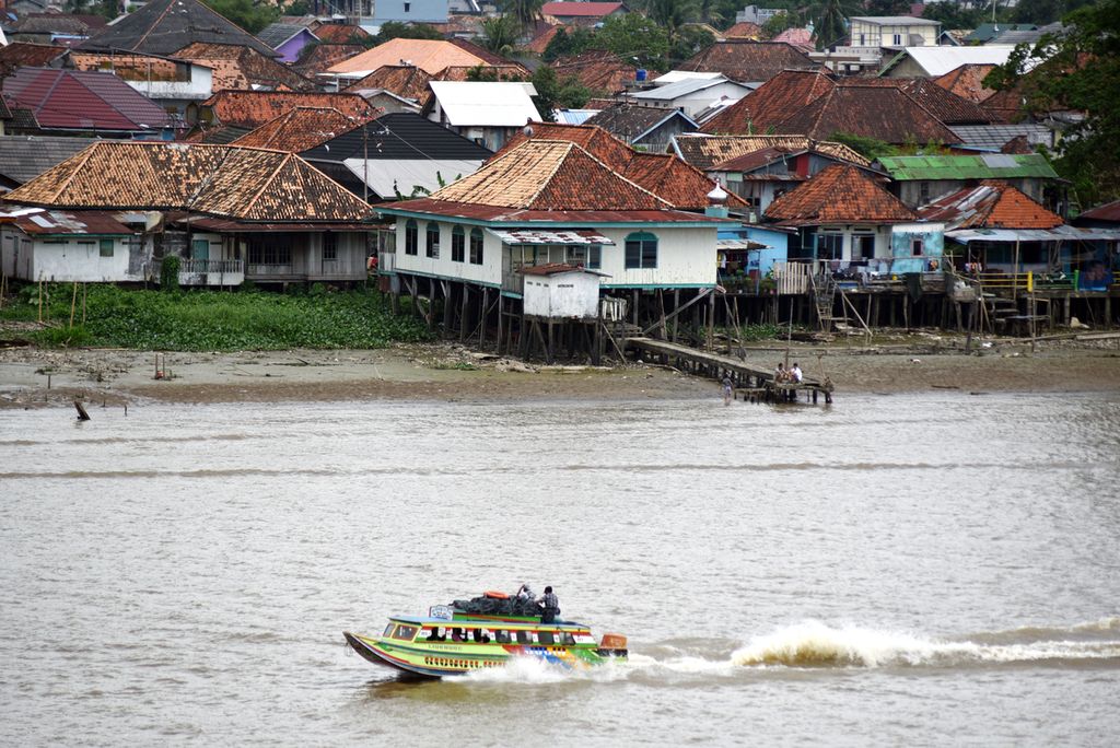 Transportasi air melintas di Sungai Musi, Kota Palembang, Sumatera Selatan, Selasa (29/8/2020). Hingga kini, warga masih memanfaatkan transportasi air untuk menuju sejumlah lokasi, terutama rute Palembang-Banyuasin dan sebaliknya. 