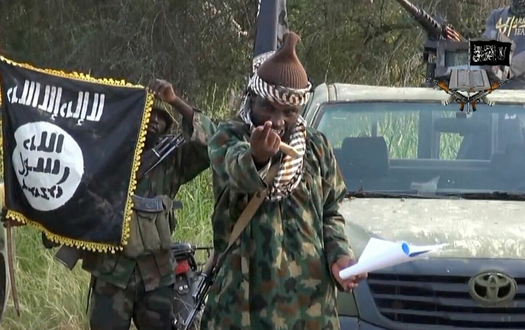 Foto tangkapan video bertanggal 2 Oktober 2014 ini memperlihatkan pemimpin kelompok Boko Haram, Abubakar Shekau, di lokasi yang tak disebutkan di Nigeria. 