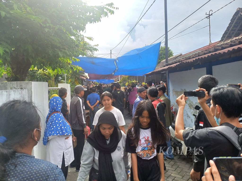 Warga melayat di rumah duka Ayu Indraswari (34) di Kampung Suryoputran, Kelurahan Panembahan, Kecamatan Kraton, Kota Yogyakarta, DIY, Senin (20/3/2023) sore. 