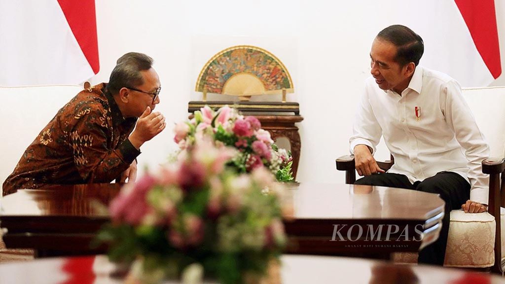 Presiden Joko Widodo berbicara empat mata dengan Ketua Umum Partai Amanat Nasional Zulkifli Hasan di Istana Merdeka, Jakarta, Senin (14/10/2019). 