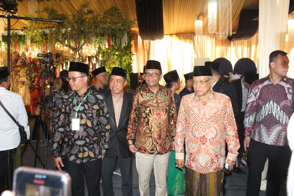 Minister of Coordination for Political, Legal, and Security Affairs, Mahfud MD (center) along with the Chairman of the Friendship Institution of Islamic Organizations (LPOI), KH Said Aqil Siroj (second from the right) attended the wedding of KH Musthofa Aqil Siroj's child in Cirebon Regency, West Java, on Sunday (8/10/2023).