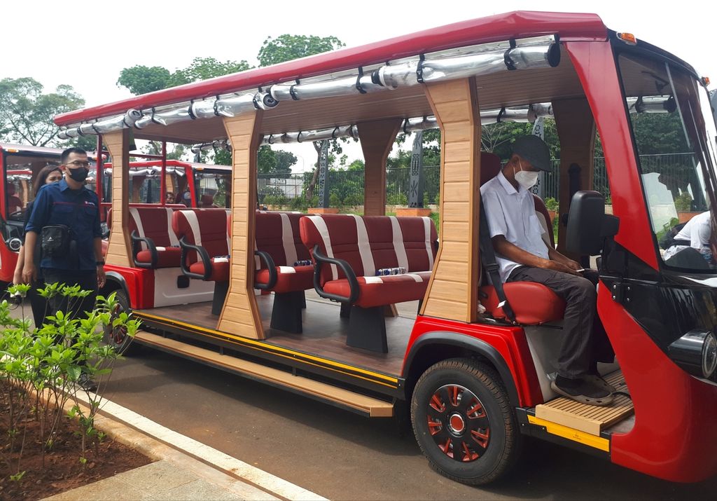 Shuttle bus listrik yang digunakan sebagai salah satu tranportasi di area Taman Mini Indonesia Indah di Jakarta Timur, Rabu (16/11/2022).