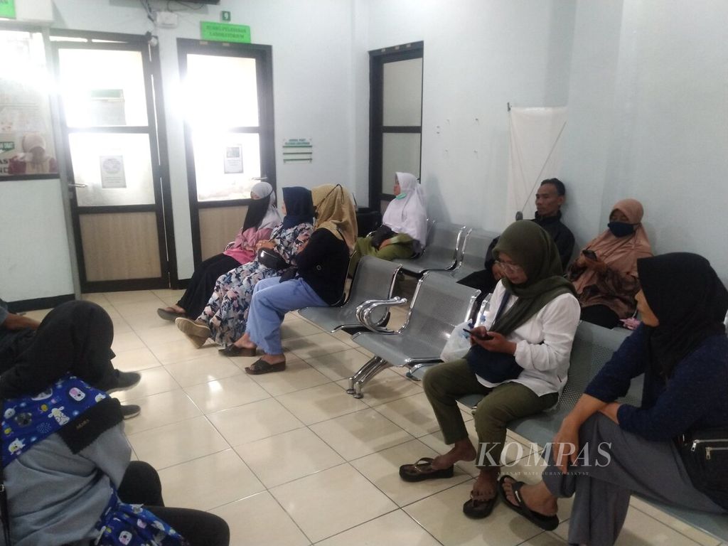 Warga menunggu layanan kesehatan di Puskemas Pacet, Cianjur, Jawa Barat, Kamis (14/9/2023). Puskesmas ini rampung direhabilitasi menggunakan donasi Dana Kemanusiaan Kompas.