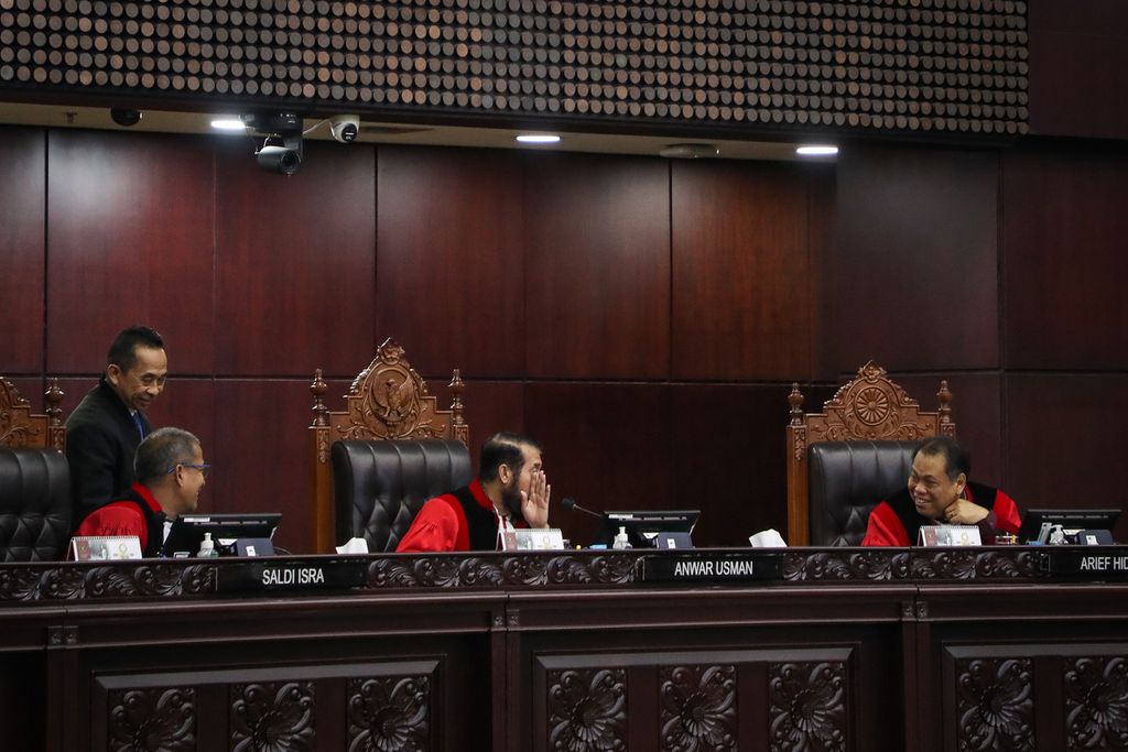 Wakil Ketua Mahkamah Konstitusi Saldi Isra, Ketua MK Anwar Usman, dan Hakim Konstitusi Arief Hidayat (dari kiri ke kanan) berbincang saat sidang putusan uji materi terhadap Undang-Undang Nomor 30 Tahun 2002 tentang Komisi Pemberantasan Tindak Pidana Korupsi di Gedung MK, Jakarta, Kamis (25/5/2023). 
