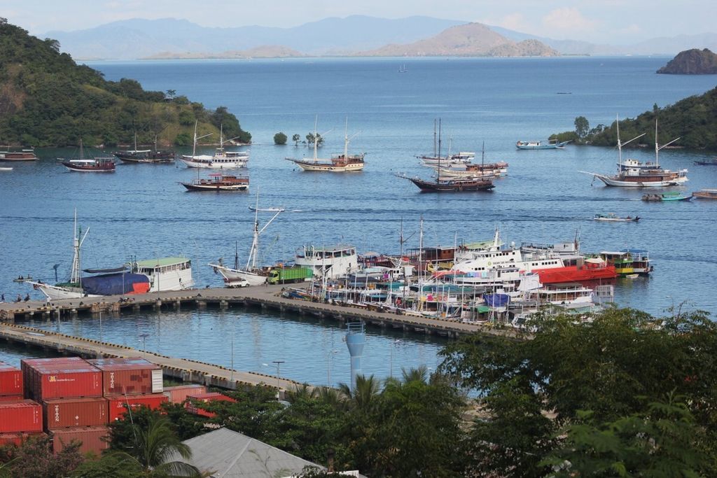 Kawasan Pelabuhan Labuan Bajo. Dari pelabuhan ini, wisatawan melakukan perjalanan menuju pulau-pulau di dalam kawasan TN Komodo.