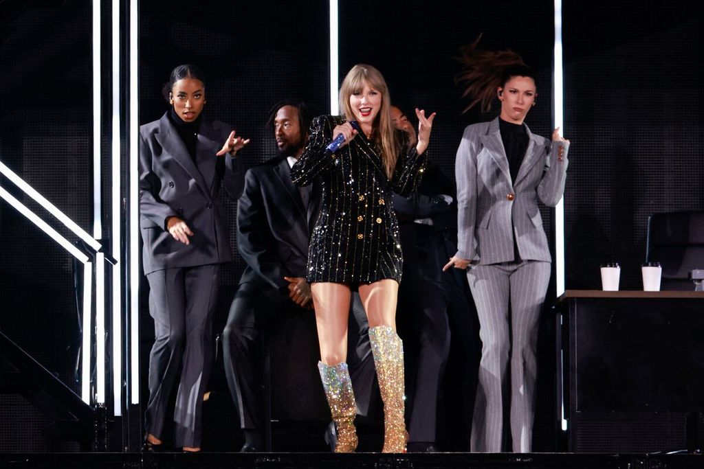 Penyanyi-penulis lagu asal Amerika Serikat, Taylor Swift, tampil selama Tur Eras-nya di Sofi Stadium, Inglewood, California, pada 7 Agustus 2023. (Foto oleh Michael Tran/AFP)/DIBATASI UNTUK PENGGUNAAN EDITORIAL
