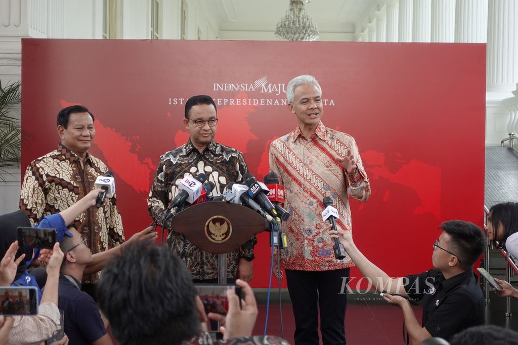 Tiga kandidat calon presiden yang akan maju di Pemilihan Presiden tahun 2024, Prabowo Subianto, Anies Baswedan, dan Ganjar Pranowo, saat memberikan keterangan kepada awak media di kompleks Istana Kepresidenan Jakarta, Senin (30/10/2023).