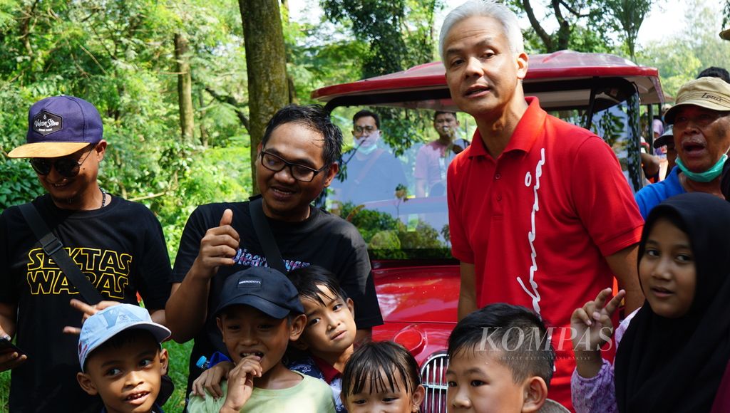 Gubernur Jawa Tengah Ganjar Pranowo berfoto bersama warga saat berkunjung ke Solo Safari di Kota Surakarta, Jawa Tengah (25/4/2023).