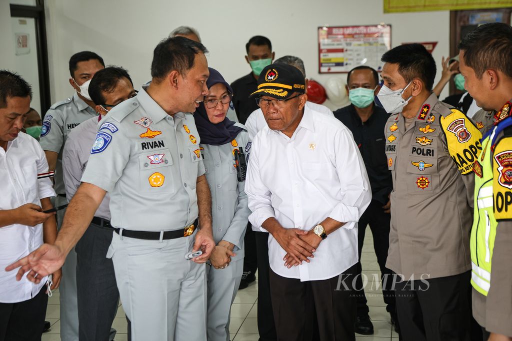 CEO of PT Jasa Raharja, Rivan Achmad Purwantono (left), Minister Coordinator of Human Development and Culture Muhadjir Effendy (center), and West Java Police Chief Inspector General Akhmad Wiyagus (second from the right) observed the process of identifying the victims of the Jakarta-Cikampek Toll Road accident at Kilometer 58 in Karawang Regional Hospital, West Java on Monday (8/4/2024).