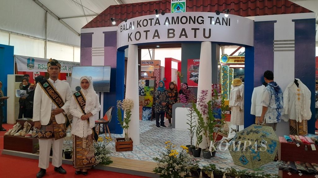 Suasana jelang pembukaan kegiatan Ekspo Pariwisata dan Ekonomi Kreatif di halaman Balai Kota Among Tani, Kota Batu, Jawa Timur, Kamis (16/11/2023).