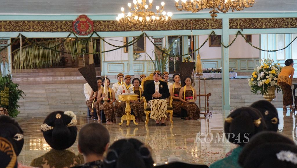 Pemimpin Pura Mangkunegaran KGPAA Mangkunegara X duduk di singgasananya dalam peringatan ke-2 kenaikan takhtanya, di Pura Mangkunegaran, Kota Surakarta, Jawa Tengah, Senin (19/2/2024). 