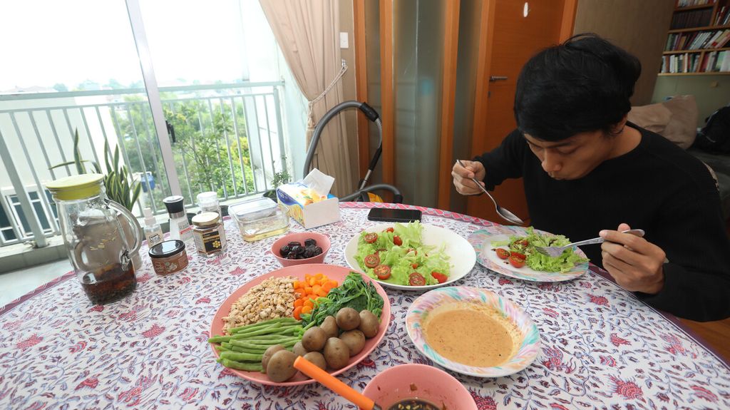 Aktor Muhammad Khan menyantap makan siangnya berupa salad dan rebusan sayuran organik di balkon apartemennya di kawasan Dharmawangsa, Jakarta Selatan, untuk diunggah di akun media sosial, Jumat (3/9/2021). 