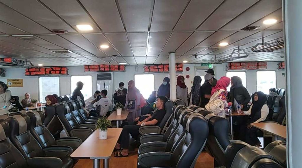 Para penumpang mencari tempat duduk di dalam kapal rute Pelabuhan Merak-Bakauheni pada Jumat (23/12/2022).