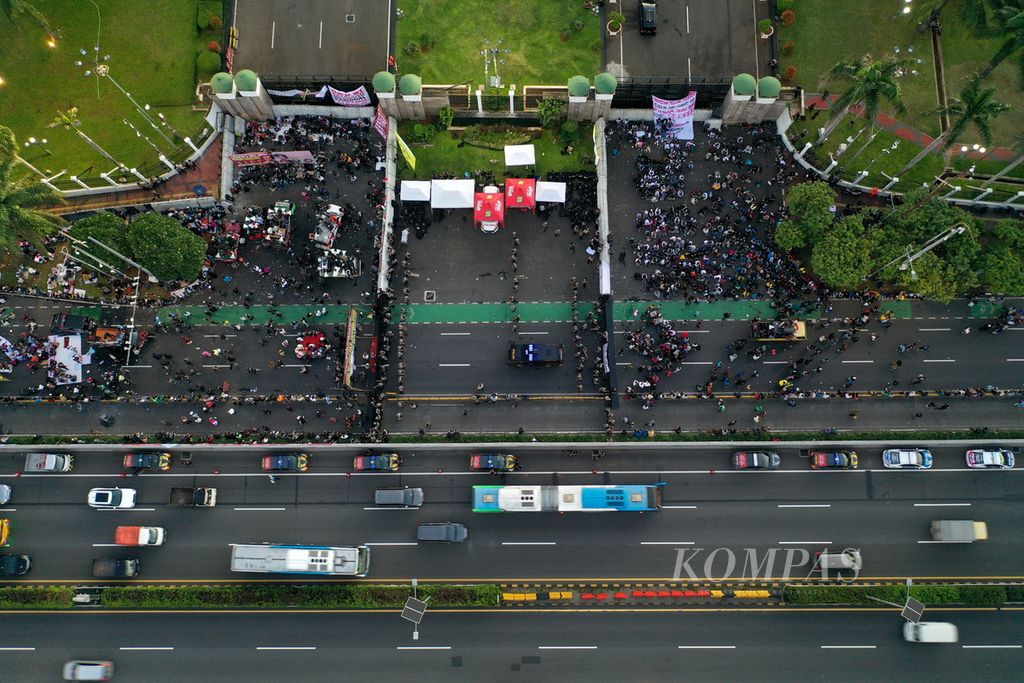 Unjuk rasa dua kubu di depan Gedung DPR, Jalan Gatot Subroto, Jakarta Pusat, Selasa (19/3/2024). 