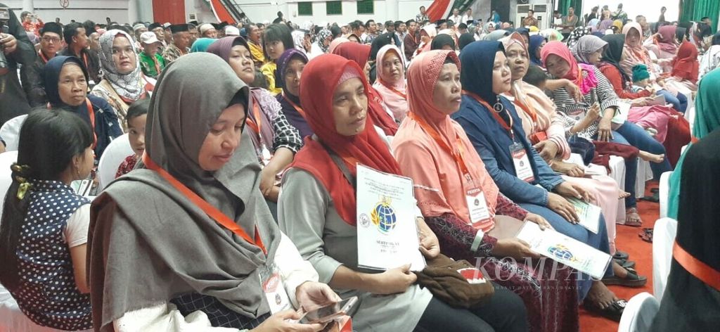 Sebanyak 3.200 sertifikat tanah, Kamis (20/6/2019), diserahkan kepada warga Gresik, Jawa Timur. Penyerahan itu dilakukan simbolis oleh Presiden Joko Widodo