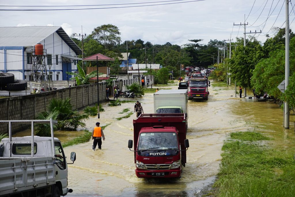 Banjir menggenangi jalan menuju Pelabuhan Kariangau Balikpapan, Kalimantan Timur, Kamis (30/1/2020). Hujan sejak dini hari membuat 5 RT atau 220 jiwa terendam banjir di Balikpapan Utara.