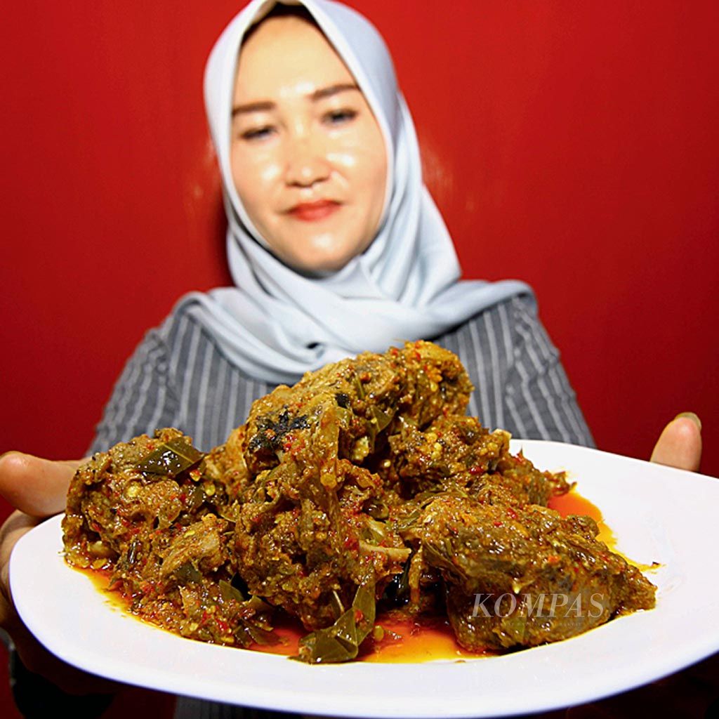 Kuliner Lebaran geseng bangsong merupakan masakan khas Desa Singolatren yang hanya muncul ketika Lebaran dan hari besar Islam.