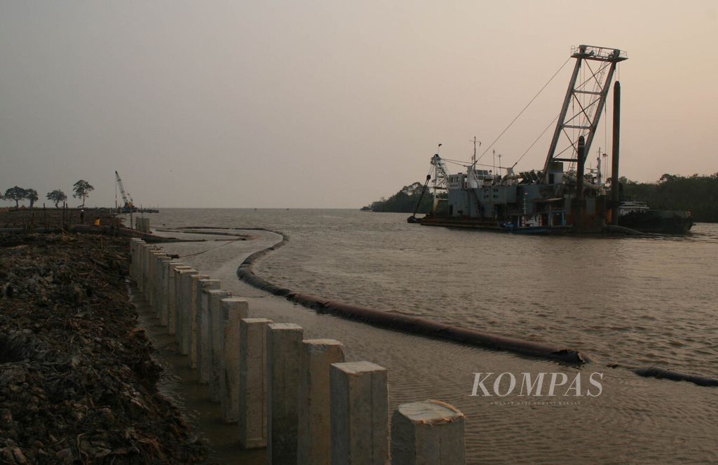 Pelabuhan Ekspor-Impor Internasional Mempawah di Kalimantan Barat ketika masih dalam proses pembangunan beberapa tahun lalu. Pelabuhan ini menjadi pengganti Pelabuhan Pontianak yang kini dinilai sudah tidak memadai lagi. 