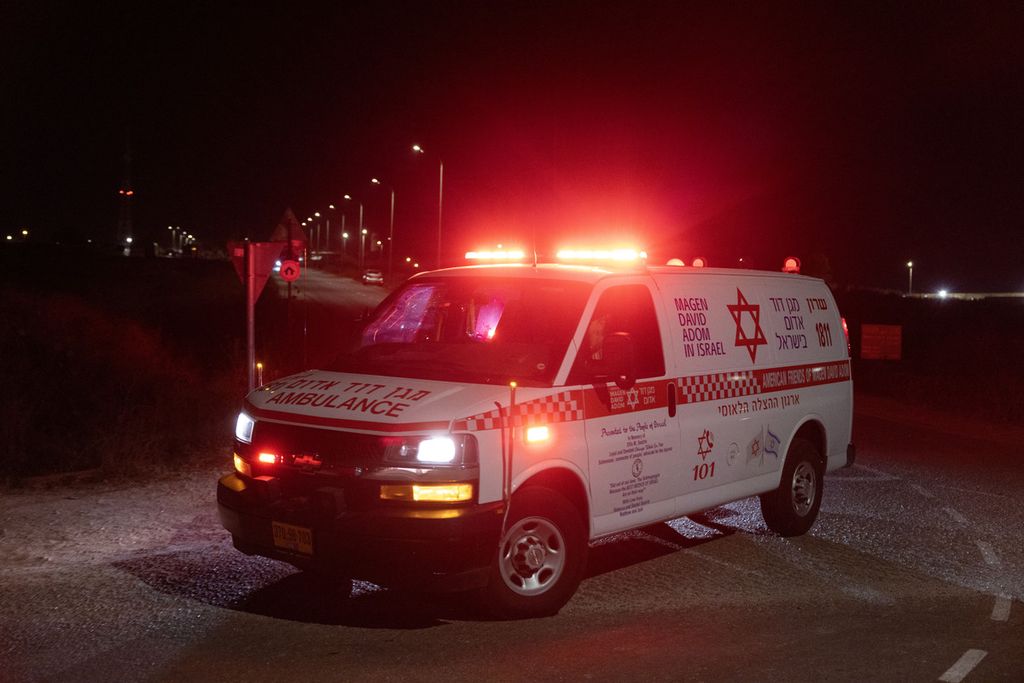 Sebuah ambulans meninggalkan lokasi serangan pesawat nirawak di dekat kota Binyamina di Israel utara, Minggu (13/10/2024).