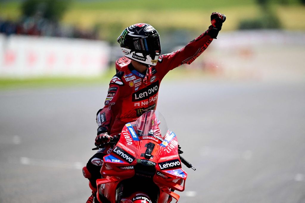 Pebalapa Ducati, Francesco Bagnaia, merayakan kemenangannya pada balap sprint MotoGP seri Italia di Mugello, Sabtu (1/6/2024). 