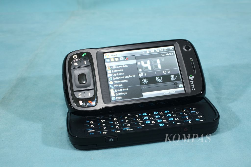 Produk HTC Kaiser seri Tytn II yang keluar tahun 2007. Nama ini diambil dari bahasa Jerman yang berarti 'kaisar'. Bentuknya tidak berbeda dengan seri PDA ponsel sebelumnya yang dipasarkan, memiliki layar ukuran hampir 3 inci dengan resolusi 320 x 240 piksel dan berat 190 gram.