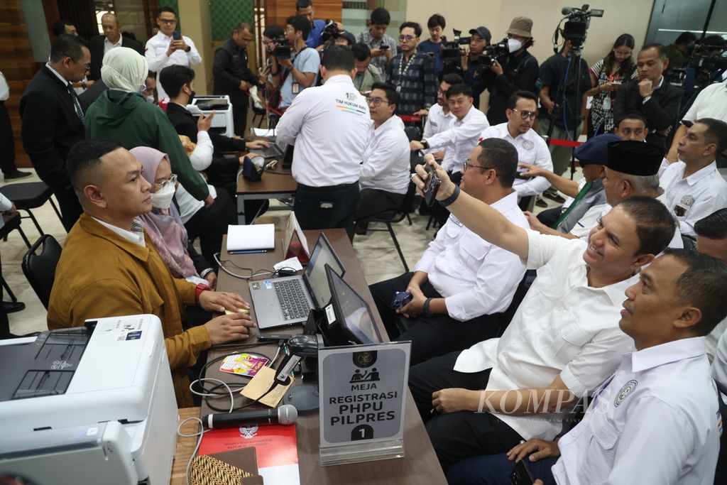 Ketua Tim Pemenangan Nasional Anies Baswedan-Muhaimin Iskandar, Syaugi Alaydrus (kedua dari kanan) memimpin proses pendaftaran perselisihan hasil pemilihan umum di Mahkamah Konstitusi, Jakarta, Kamis (21/3/2024). Pasangan yang diusung Koalisi Perubahan ini meyakini terjadinya banyak penyimpangan dalam Pemilihan Presiden 2024.