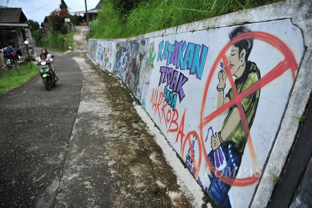 Mural berisi ajakan menghindari narkoba dilukis di tembok di Dusun Dadapan, Desa Ketep, Sawangan, Magelang, Jawa Tengah, Jumat (28/2/2020). 