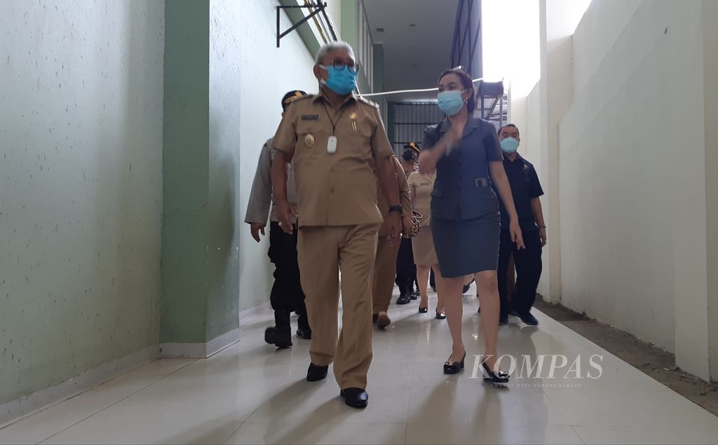 Wakil Wali Kota Kupang Hermanus Man memeriksa kesiapan Rumah Sakit Umum Daerah SK Lerik, Kota Kupang, Nusa Tenggara Timur,  Selasa (8/2/2022), 