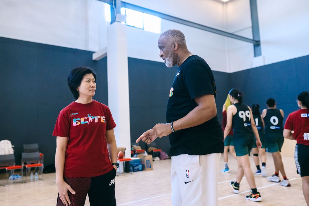 Asisten pelatih Los Angeles Lakers, Phil Handy (kanan), berbincang dengan pelatih timnas basket putri Marlina Herawan dalam <i>training camp</i> Asian Games Hangzhou 2023 di Surabaya, Jawa Timur, Jumat (8/9/2023).